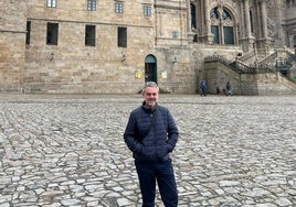 Víctor López ante la Catedral de Santiago.