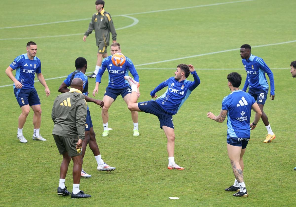 La plantilla carbayona se entrenó ayer por la mañana en el Carlos Tartiere para preparar el último encuentro de la liga. En la foto Álex Cardero, en el centro del rondo, trata de controlar un balón rodeado de compañeros.