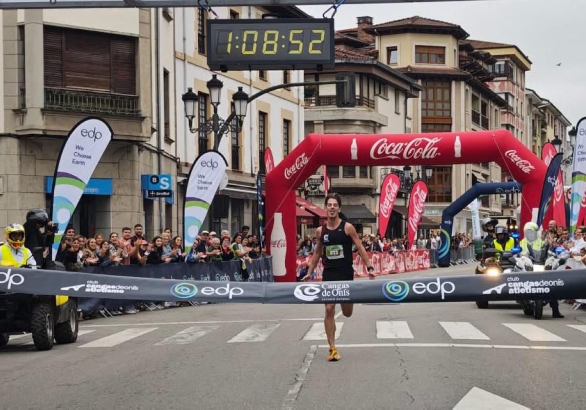 Bruno Villazón e Irene Pelayo vencen en Cangas de Onís