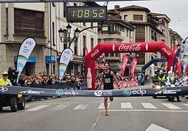 Instante en el que Bruno Villazón entra primero en la meta de Cangas de Onís.