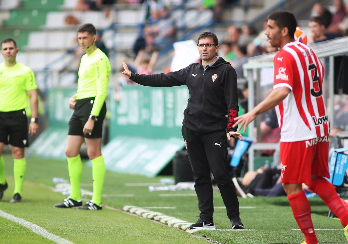 Asier Garitano da instrucciones a sus futbolistas en el tramo final del partido.