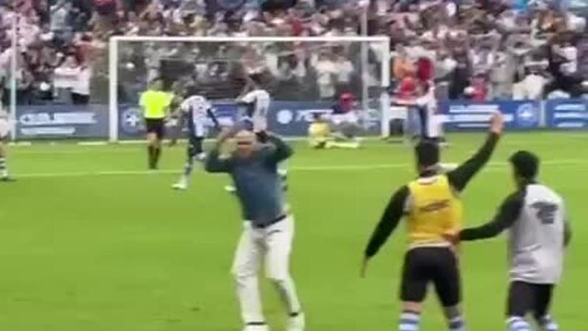 Rozada explota de emoción tras el ascenso del Real Avilés