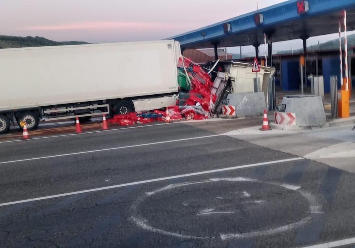 Un camión se empotra contra las cabinas del peaje de la autopista del Huerna
