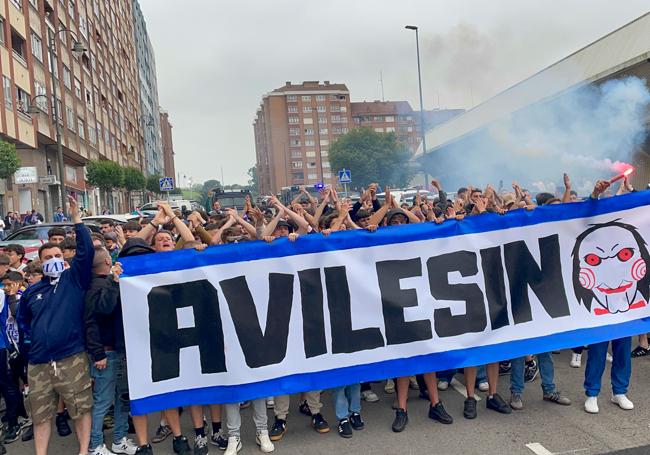 Ambientazo en el Suárez Puerta: la afición del Real Avilés calienta motores