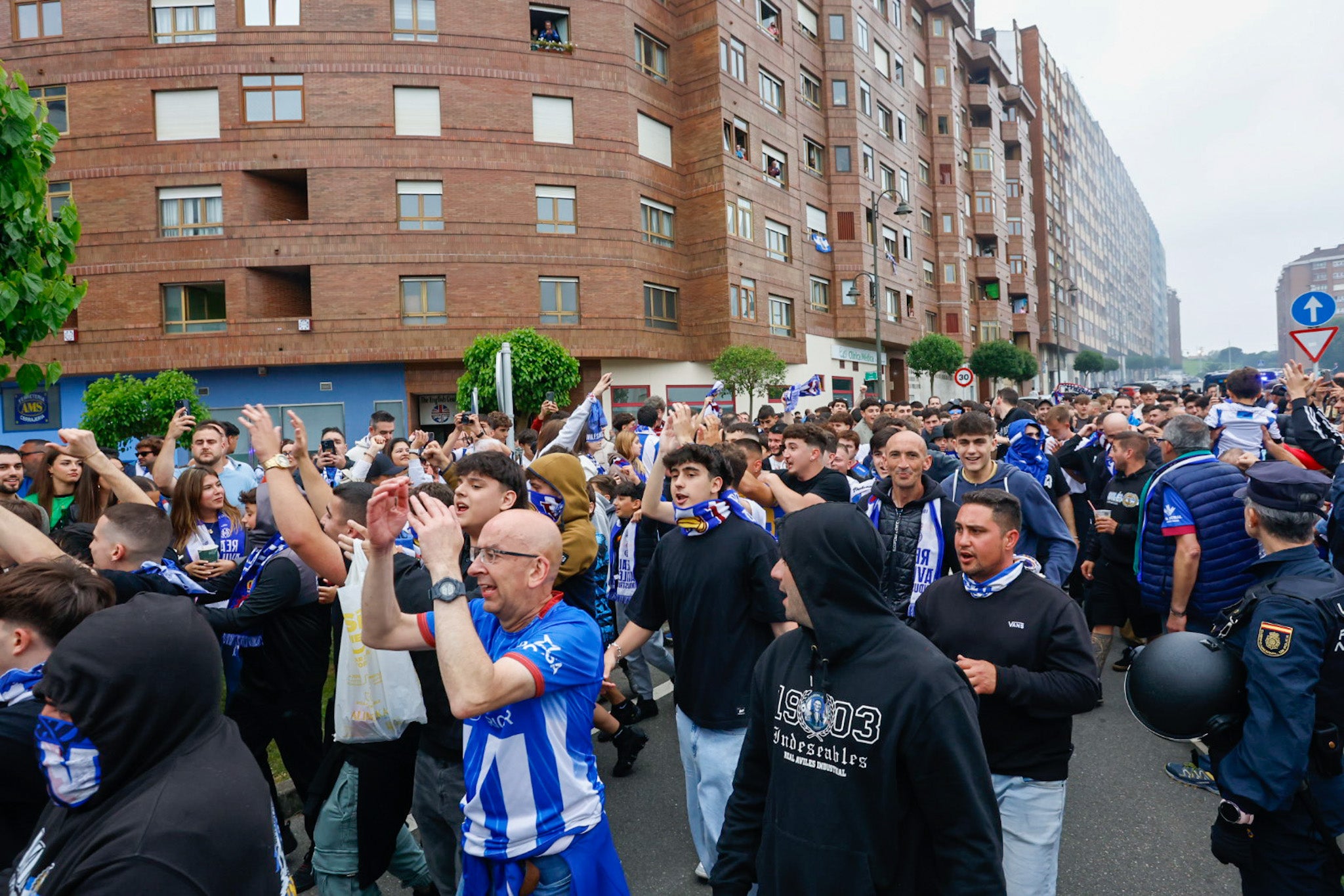 Ambientazo en el Suárez Puerta: la afición del Real Avilés calienta motores