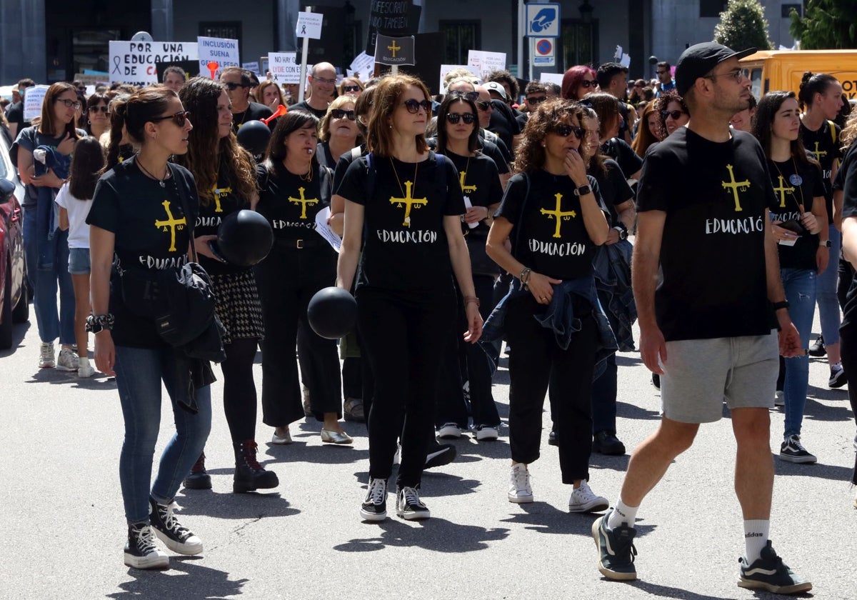 El símbolo de la huelga de educación: la camiseta negra inspirada en la lucha de los mineros