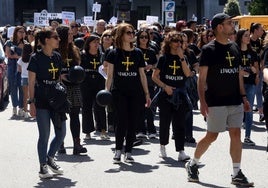 Docentes, con la camiseta que ya se ha convertido en la seña de identidad de la huelga.