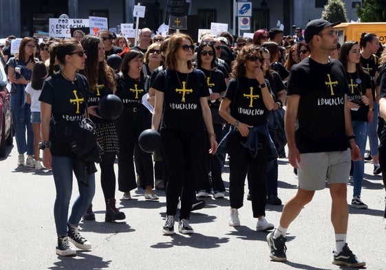 Docentes, con la camiseta que ya se ha convertido en la seña de identidad de la huelga.