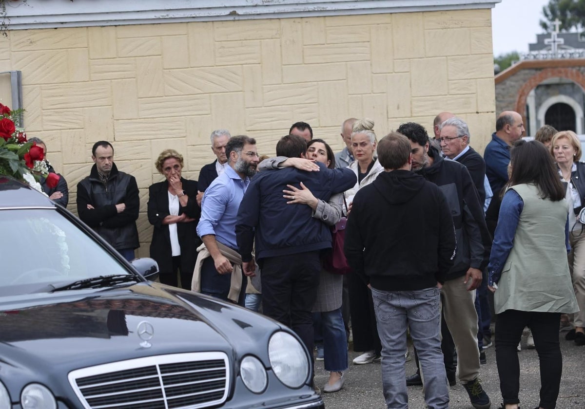 Emotiva despedida a los trabajadores fallecidos en Coaña: «Queremos saber la verdad, queremos saber qué pasó»