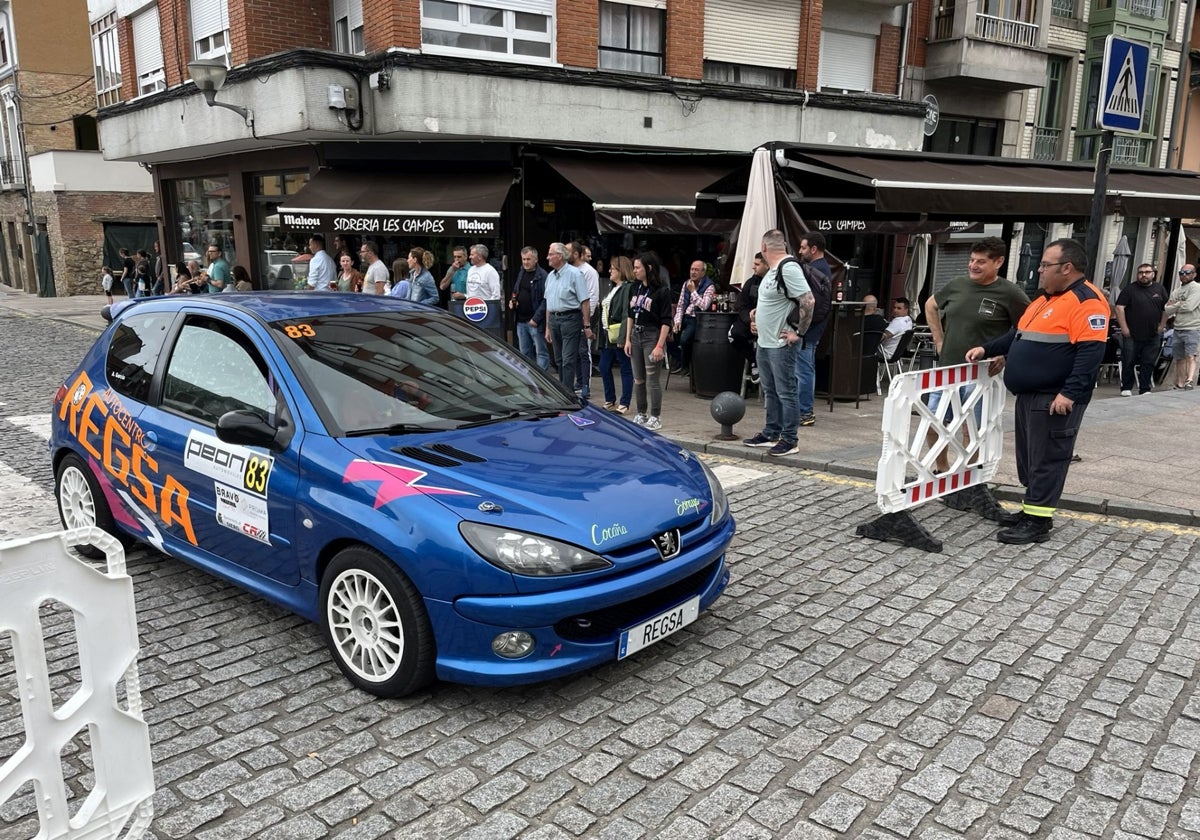 Un coche participante en la Subida a Muncó, este sábado, en pleno centro de La Pola.