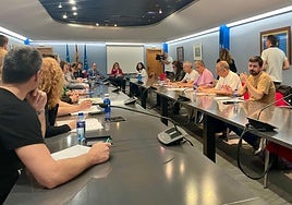 Representantes sindicales, reunidos con la consejera Lydia Espina, el pasado viernes.