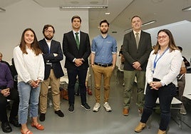 Maialen Zelaia (Centro Tecnológico Vicomtech), Juan Carlos Piquero (Centro Tecnológico Idonial), José Antonio Fidalgo (jefe de Medicina Física y Rehabilitación del HUCA), Gabriel Cerra (Immersive Oasis), Alejandro Fernández (Idonial) y Carmen Fernández García (Idonial).