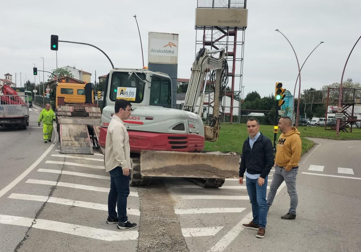 Imagen de una reciente visita del alcalde y el edil de Obras a los trabajos en Trasona.