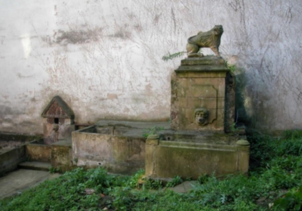 La fuente del león, en el patio de la casona de Carlos Lobo.