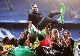 Los jugadores del Elche mantean a Eder Sarabia tras confirmar su ascenso en Riazor.