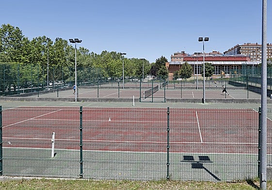 Pistas de tenis de El Llano-Contrueces donde se instalará una nave desmontable.