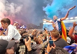 Masiva celebración de la afición del Real Avilés.