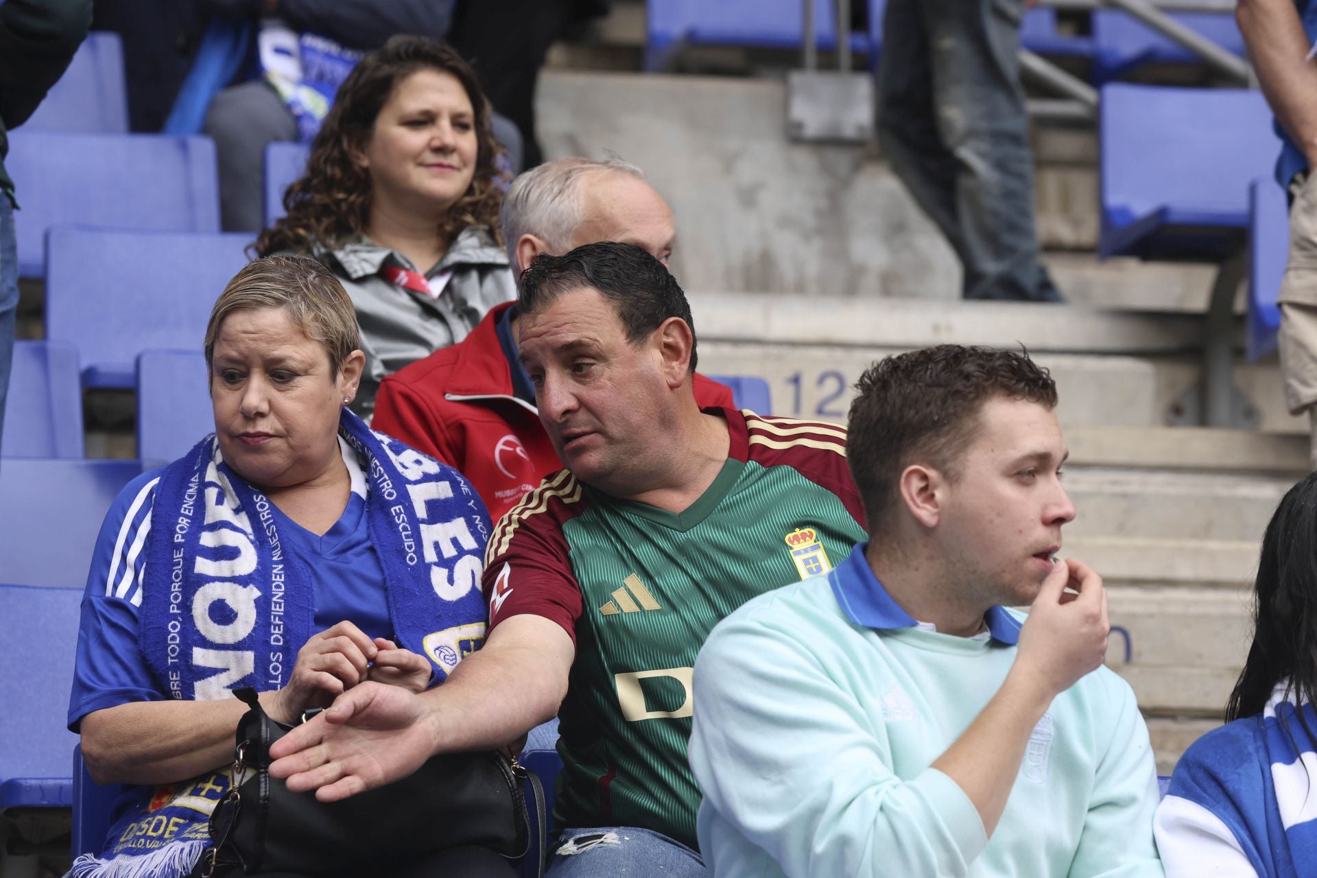 ¿Estuviste en el Carlos Tartiere para ver el Real Oviedo-Cádiz? ¡Búscate entre las fotos!