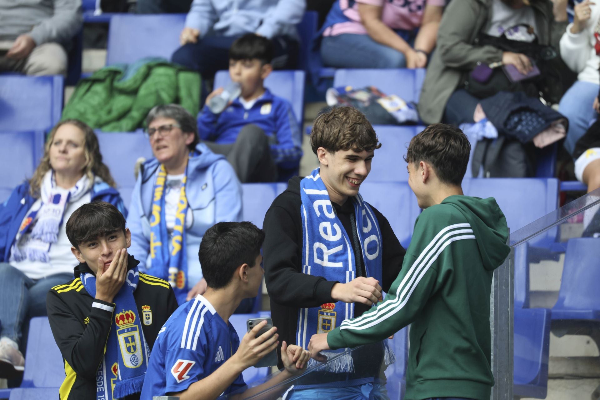 ¿Estuviste en el Carlos Tartiere para ver el Real Oviedo-Cádiz? ¡Búscate entre las fotos!
