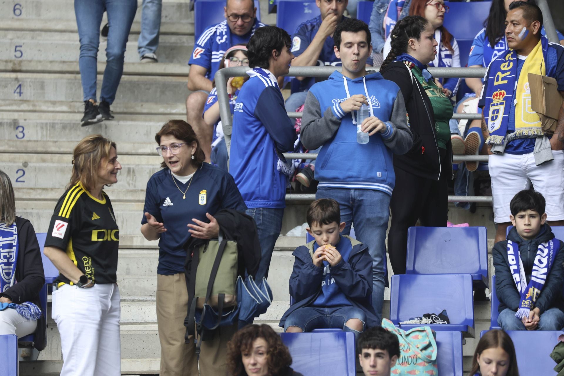 ¿Estuviste en el Carlos Tartiere para ver el Real Oviedo-Cádiz? ¡Búscate entre las fotos!