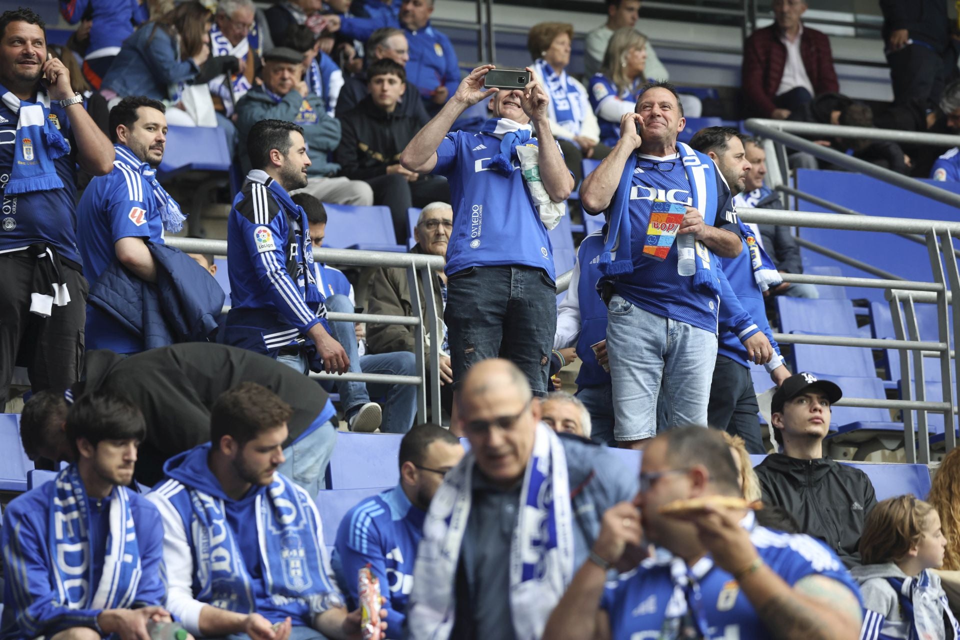 ¿Estuviste en el Carlos Tartiere para ver el Real Oviedo-Cádiz? ¡Búscate entre las fotos!