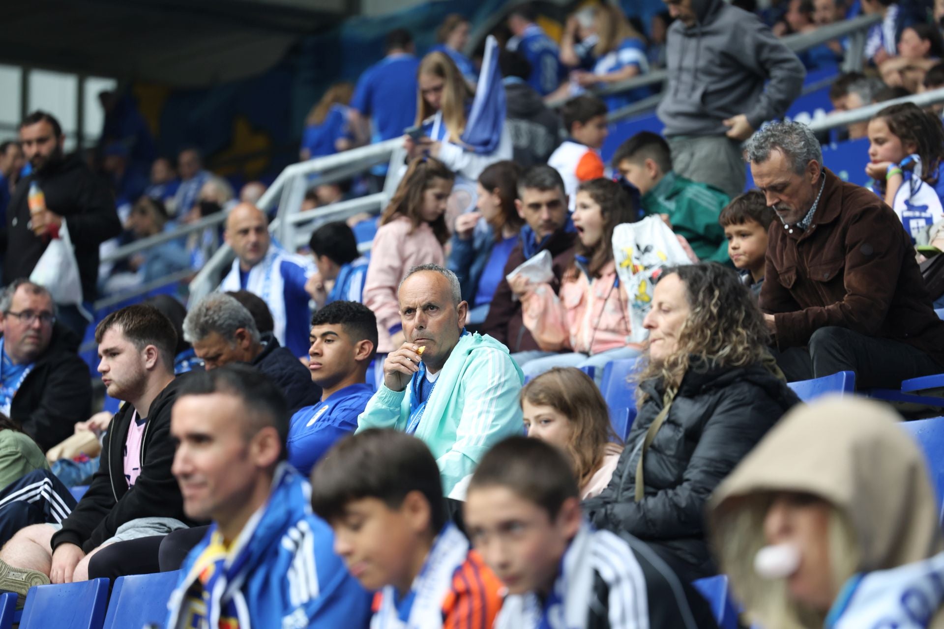 ¿Estuviste en el Carlos Tartiere para ver el Real Oviedo-Cádiz? ¡Búscate entre las fotos!