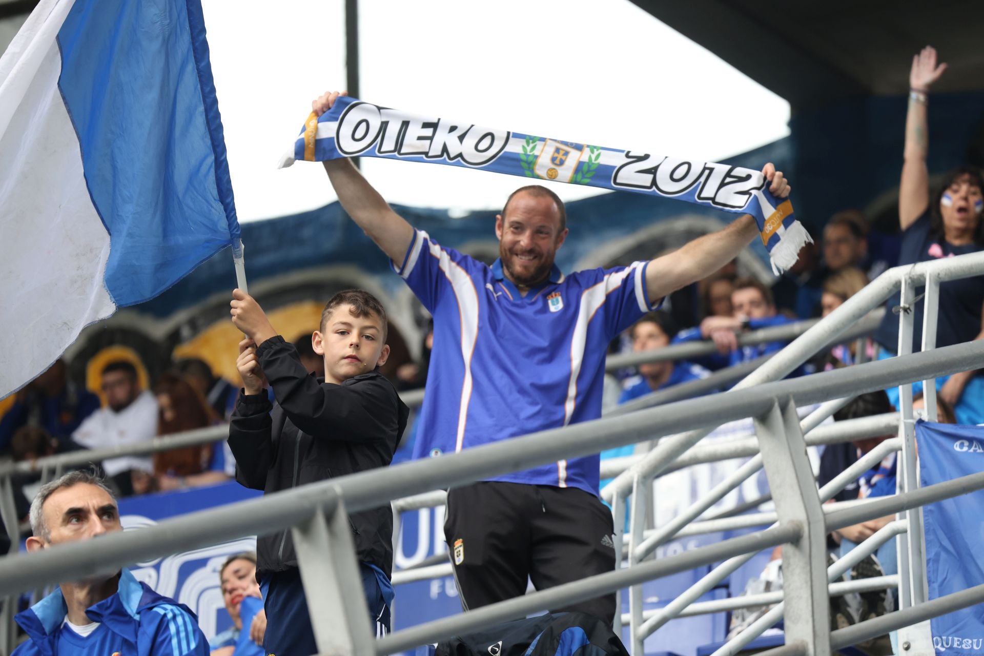 ¿Estuviste en el Carlos Tartiere para ver el Real Oviedo-Cádiz? ¡Búscate entre las fotos!