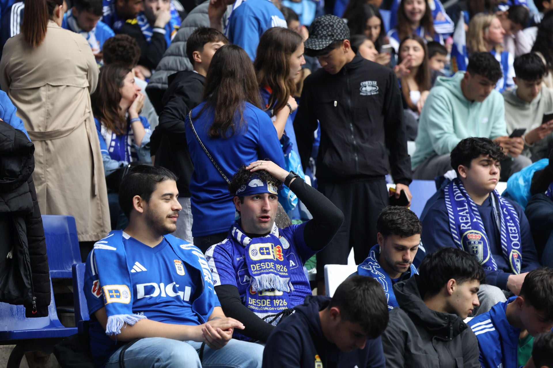 ¿Estuviste en el Carlos Tartiere para ver el Real Oviedo-Cádiz? ¡Búscate entre las fotos!