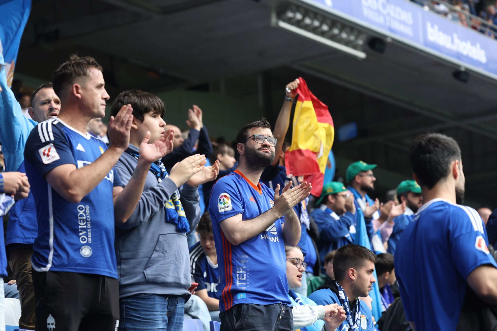 ¿Estuviste en el Carlos Tartiere para ver el Real Oviedo-Cádiz? ¡Búscate entre las fotos!