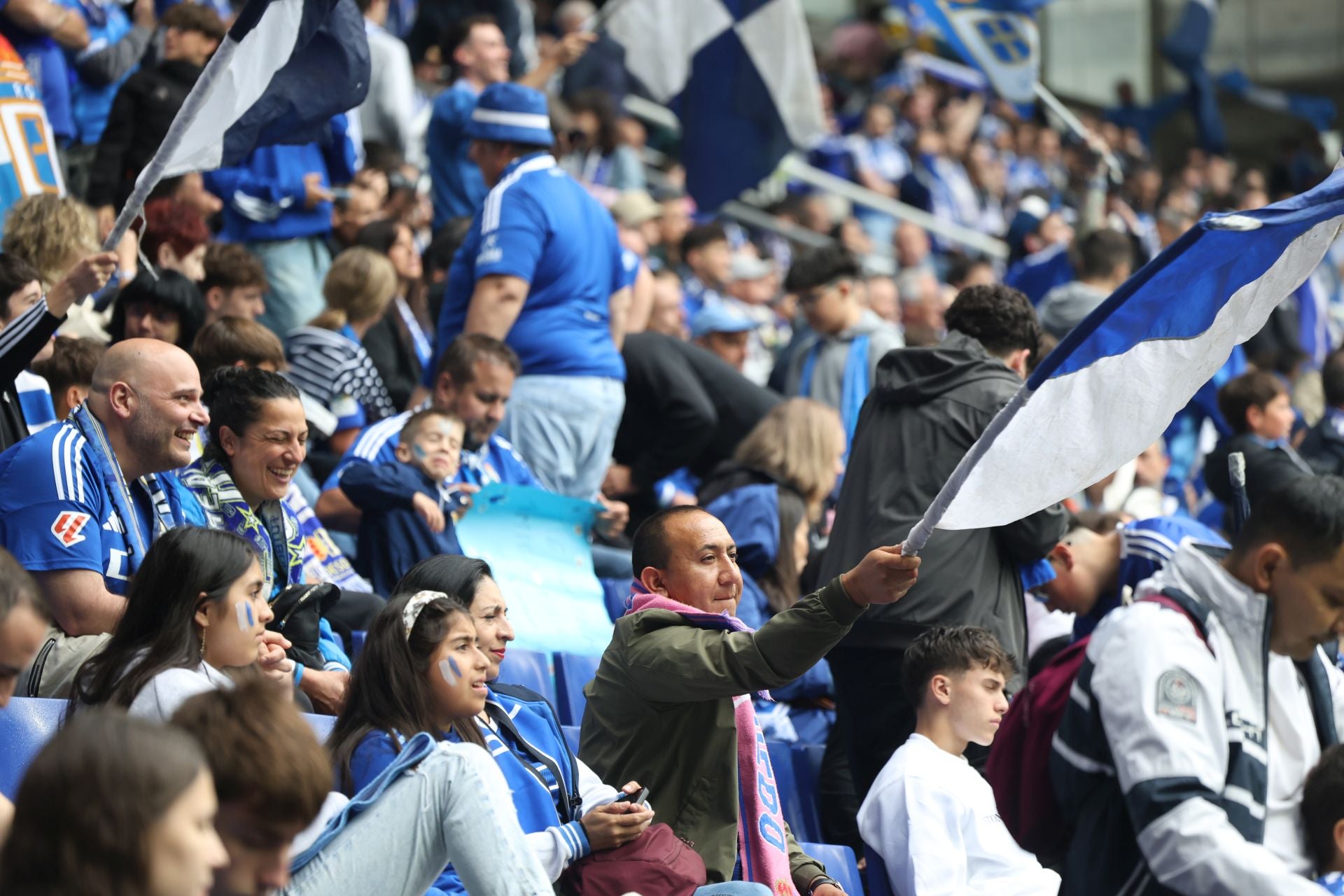 ¿Estuviste en el Carlos Tartiere para ver el Real Oviedo-Cádiz? ¡Búscate entre las fotos!