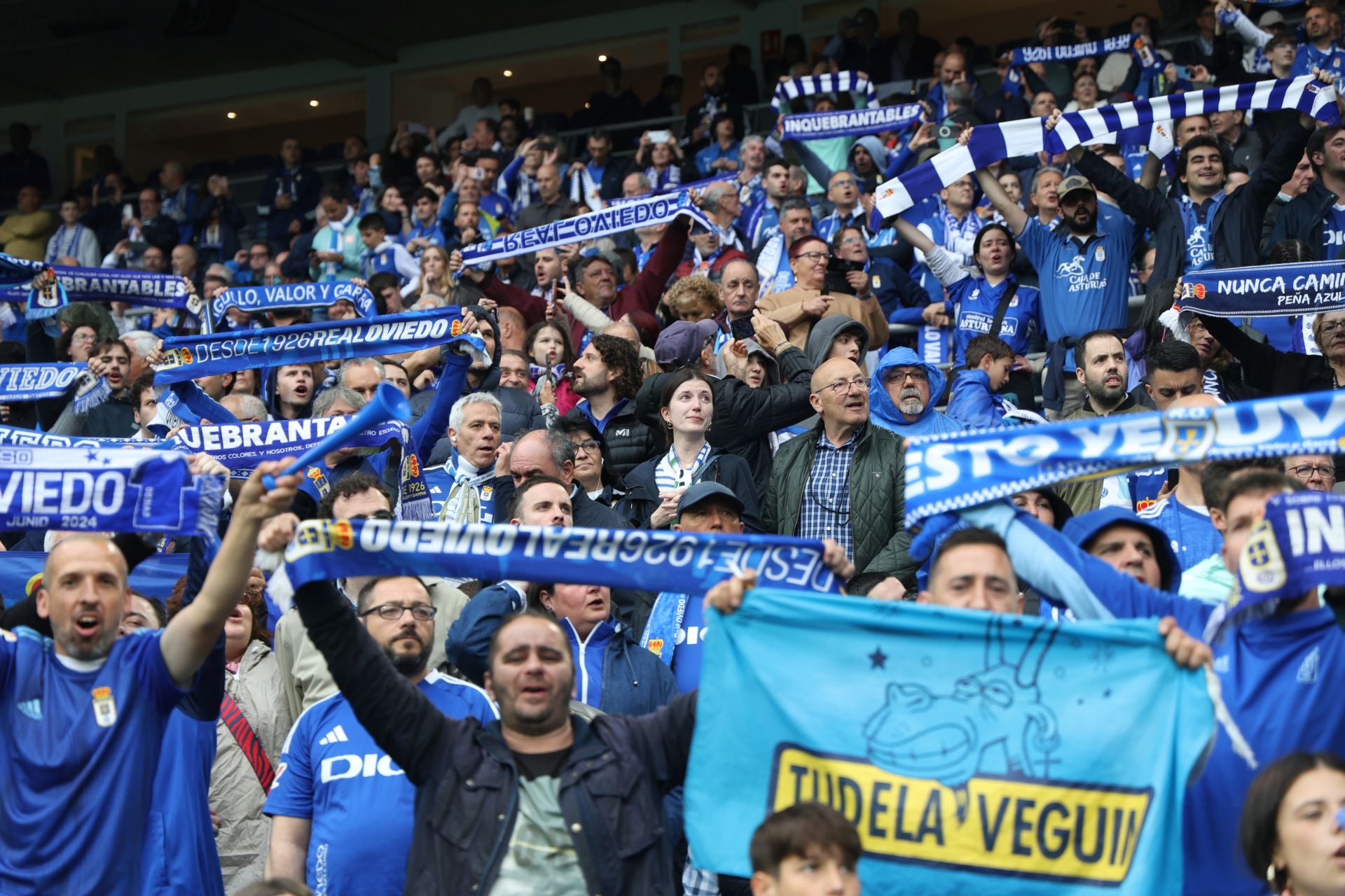 ¿Estuviste en el Carlos Tartiere para ver el Real Oviedo-Cádiz? ¡Búscate entre las fotos!