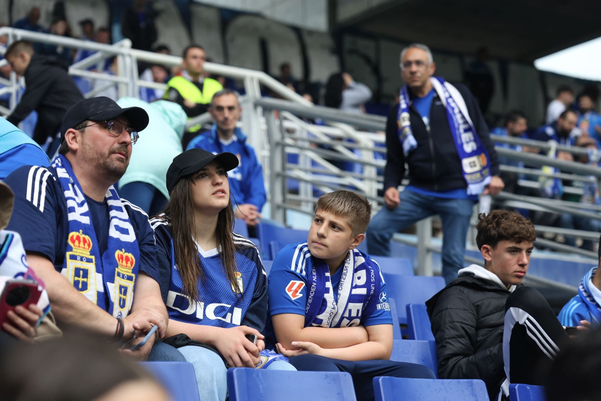 ¿Estuviste en el Carlos Tartiere para ver el Real Oviedo-Cádiz? ¡Búscate entre las fotos!
