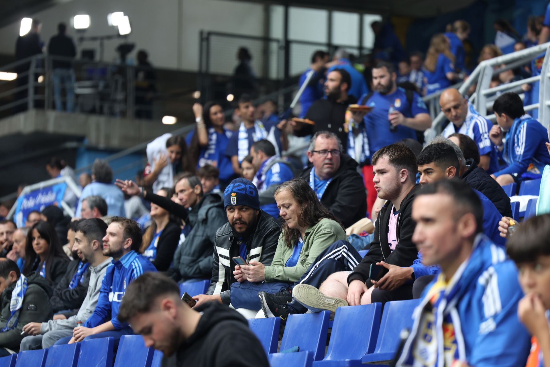¿Estuviste en el Carlos Tartiere para ver el Real Oviedo-Cádiz? ¡Búscate entre las fotos!
