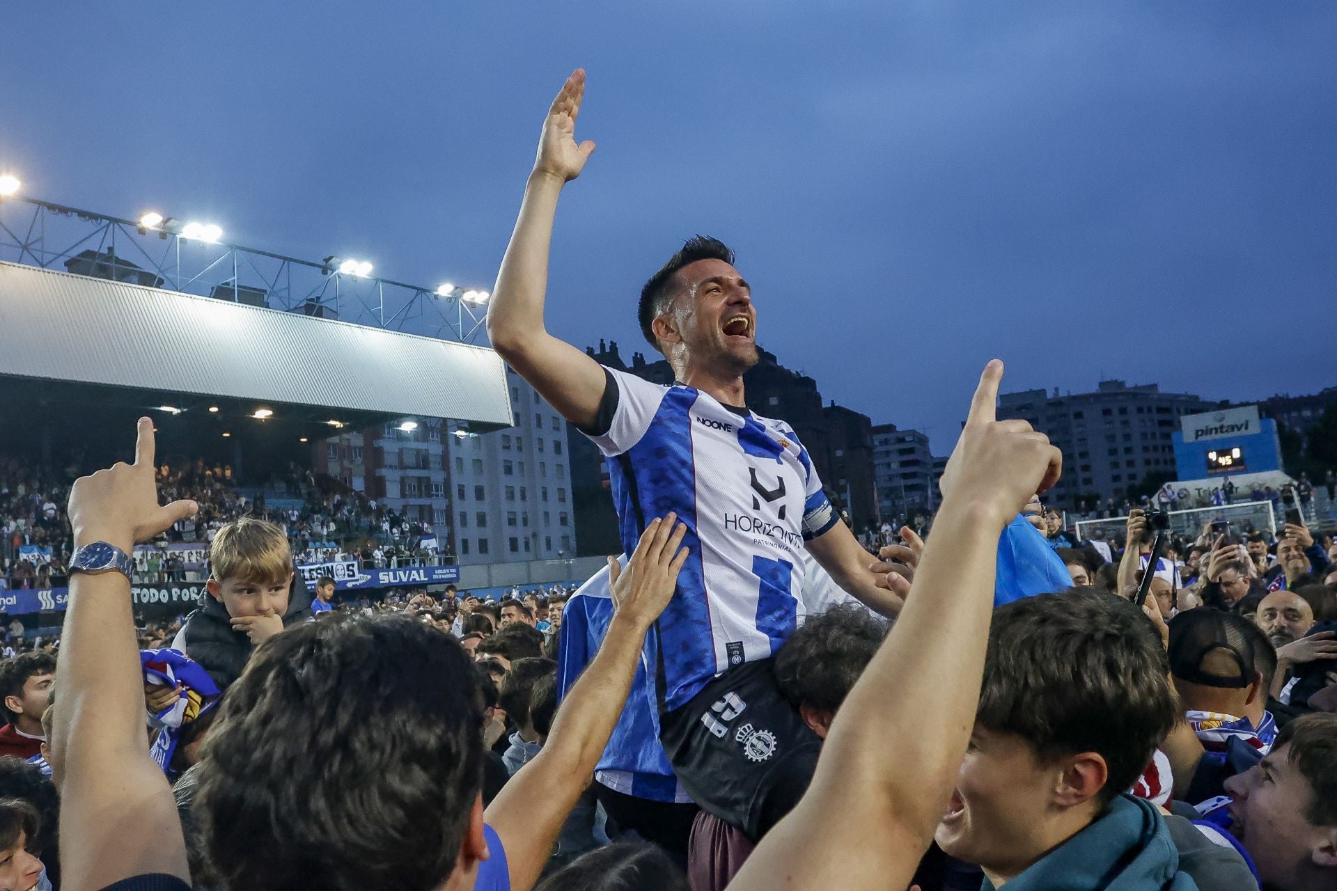 Fotos: Euforia en Avilés por el ascenso a Primera Federación
