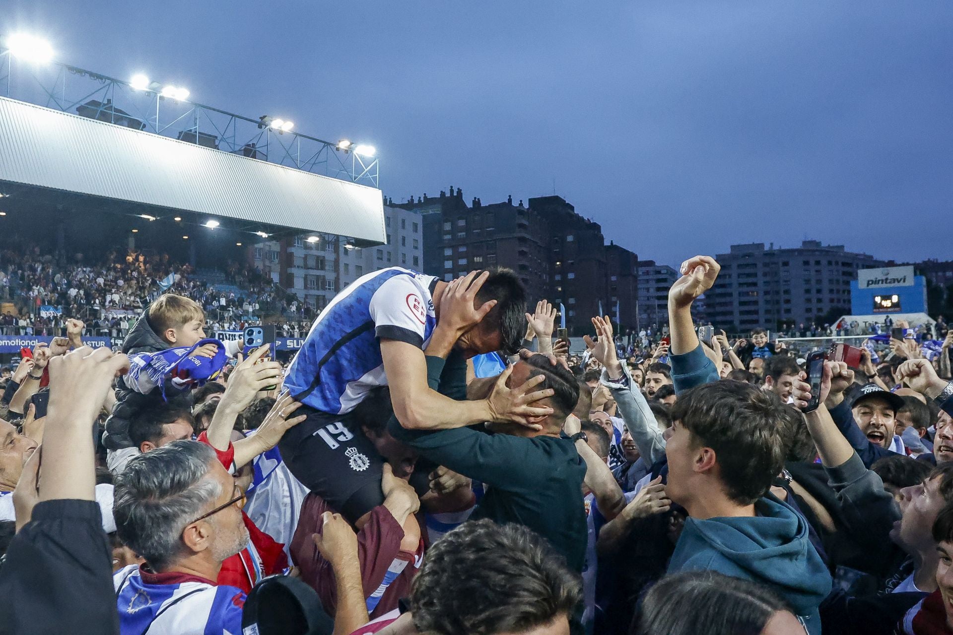 Fotos: Euforia en Avilés por el ascenso a Primera Federación