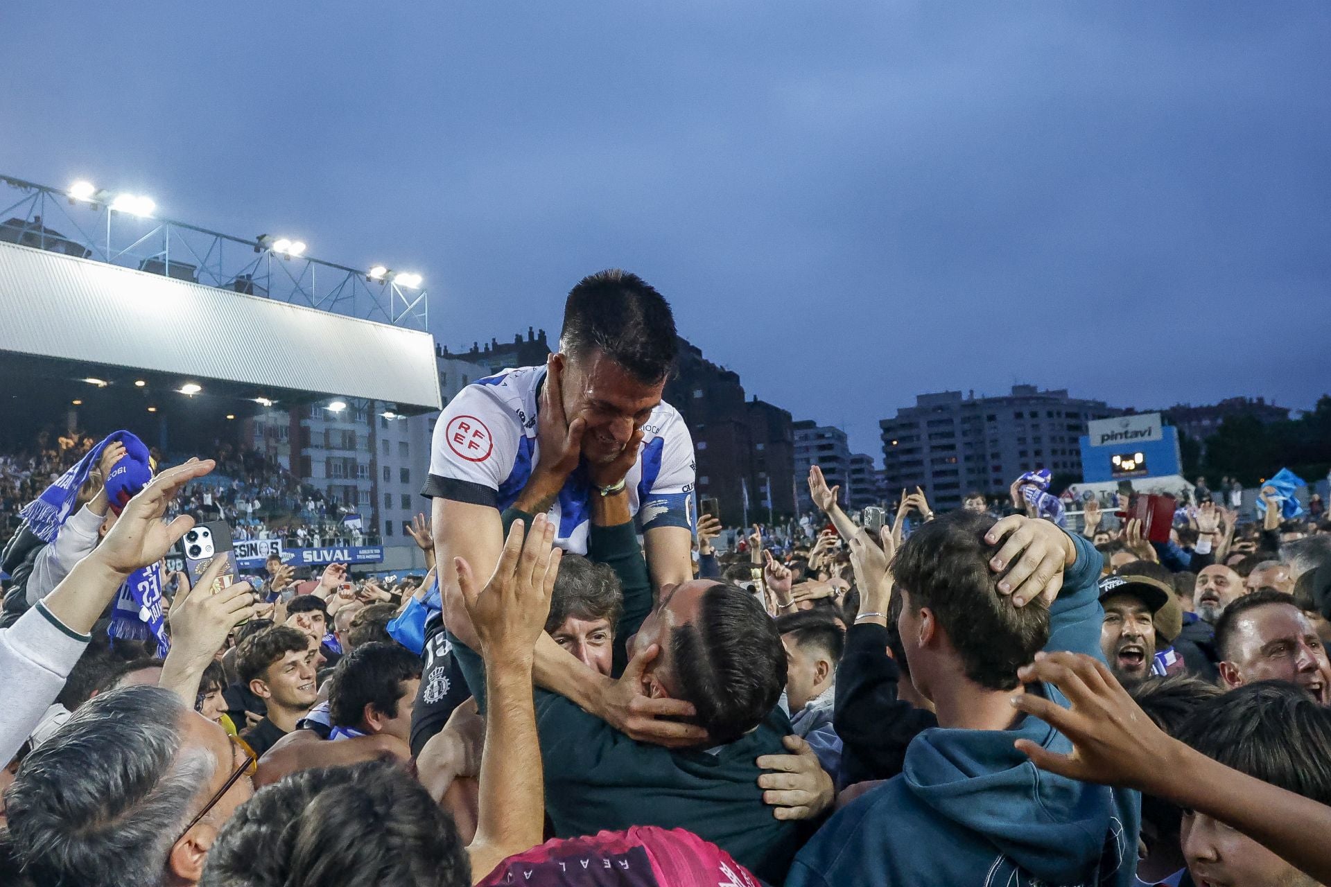 Fotos: Euforia en Avilés por el ascenso a Primera Federación