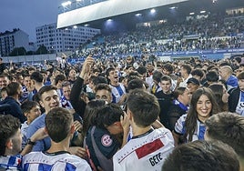 Masiva celebración de la afición del Real Avilés.
