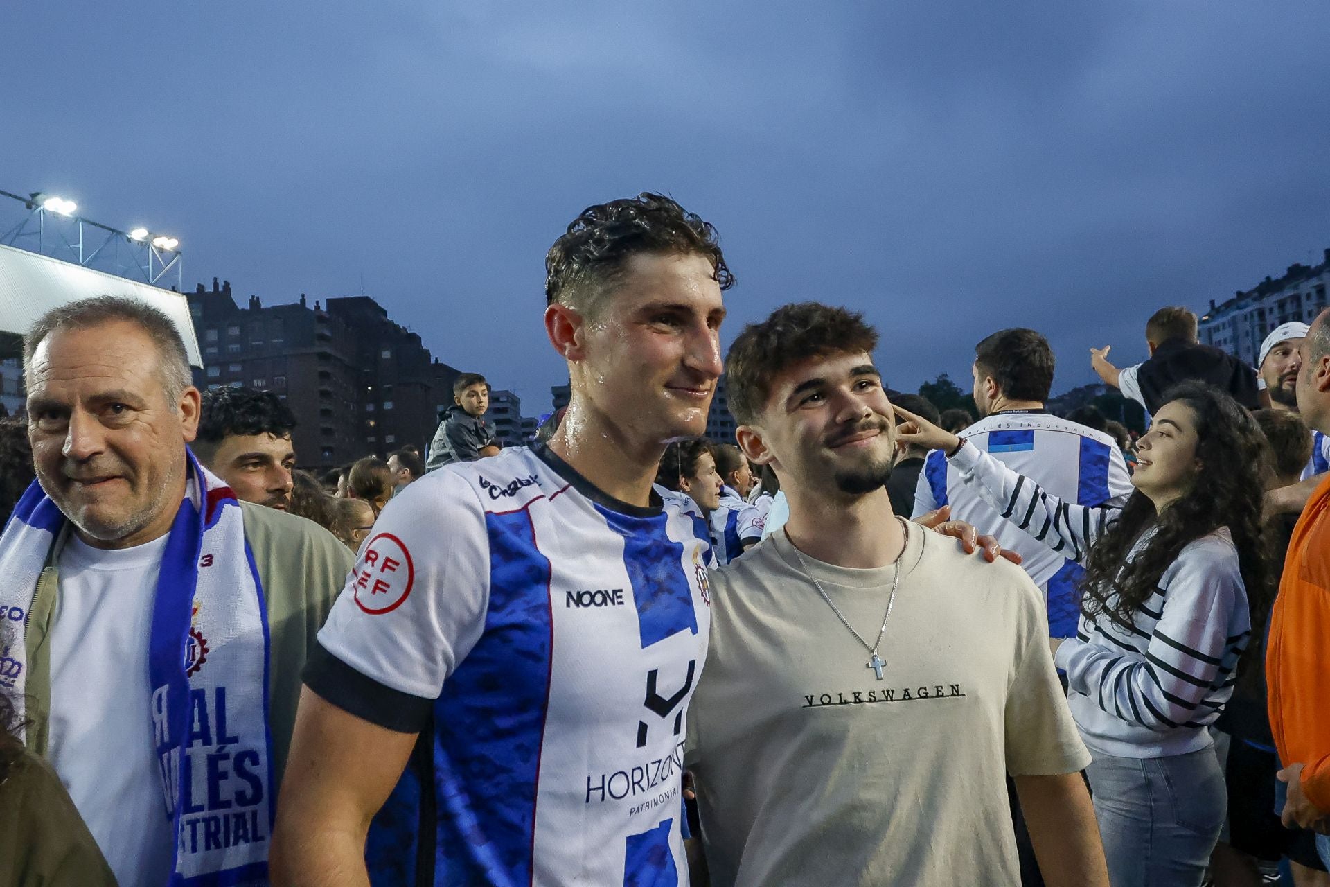 Fotos: Euforia en Avilés por el ascenso a Primera Federación