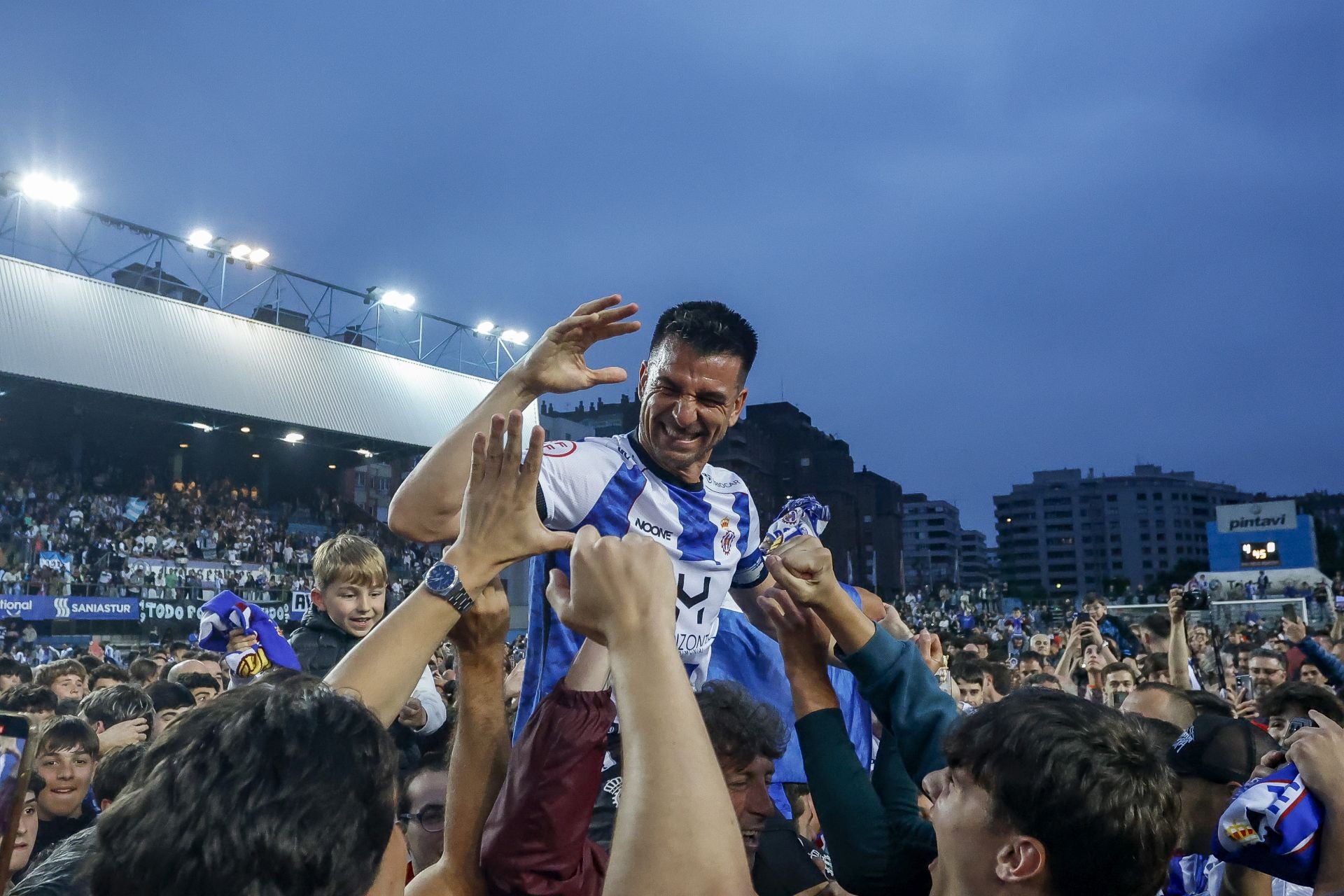 Fotos: Euforia en Avilés por el ascenso a Primera Federación