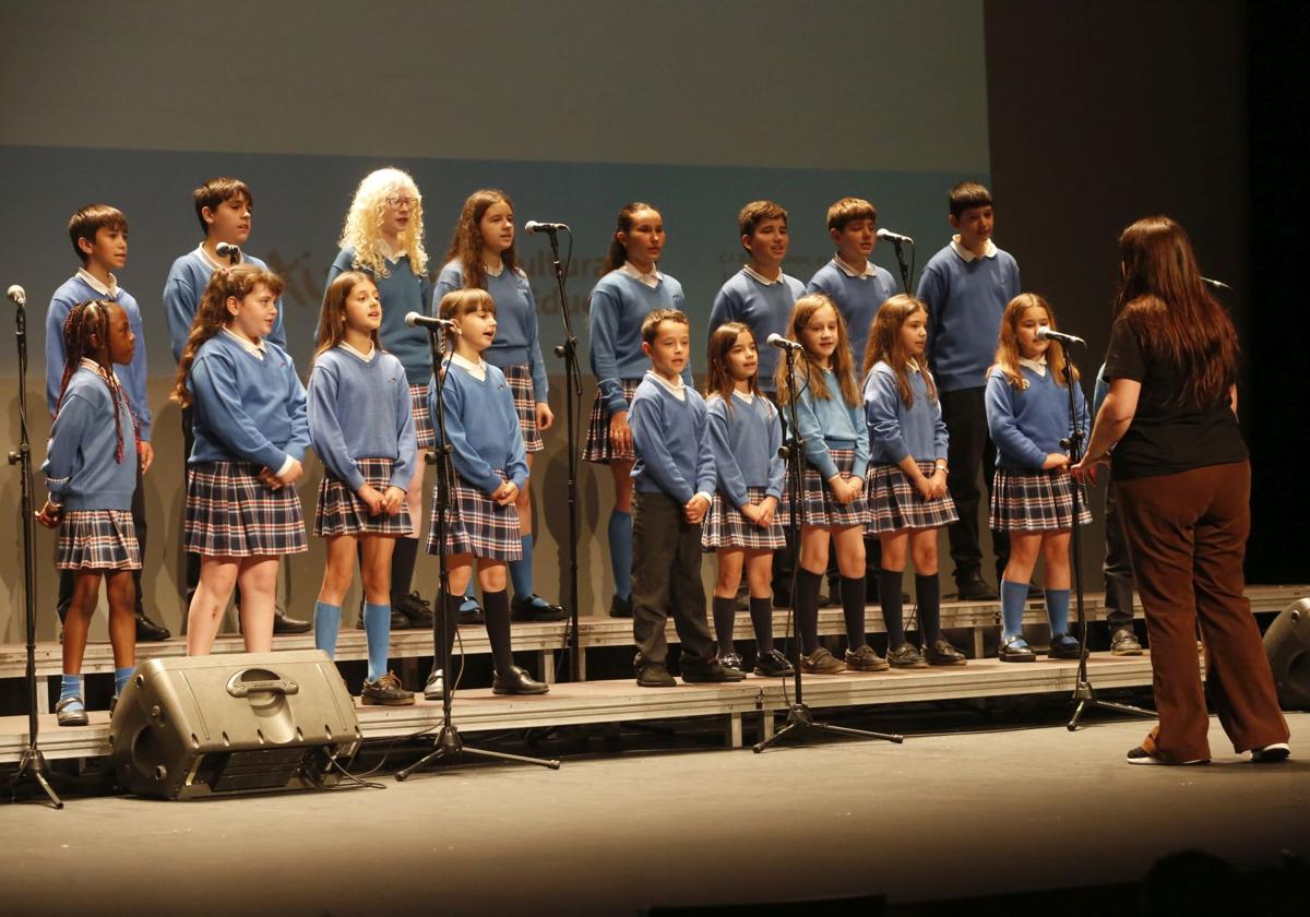Los escolares del coro del colegio La Milagrosa, interpretando su propia versión de 'Bohemian Raposín'.