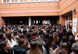 Asistentes al examen MIR que se celebró en el campus de El Cristo el pasado enero.
