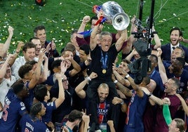 Luis Enrique, con la camiseta dedicada a su hija Xana, levanta la copa.