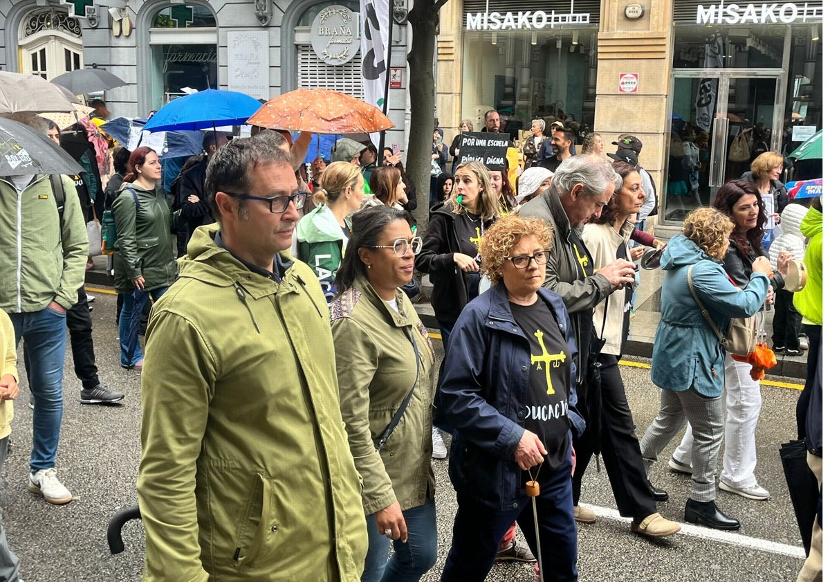 Imagen principal - Varios diputados del PP y los parlamentarios del Grupo Mixto, Adrián Pumares y Covadonga Tomé, en la manifestación.