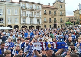 Avilés se tiñe de blanquiazul para celebrar el ascenso de su equipo