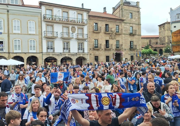 Avilés se tiñe de blanquiazul para celebrar el ascenso de su equipo