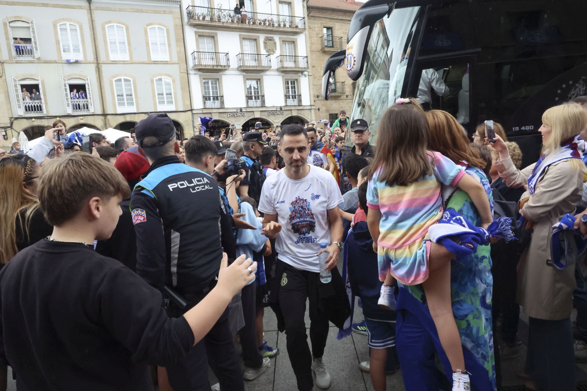 Glorioso homenaje al Real Avilés en la plaza del Ayuntamiento