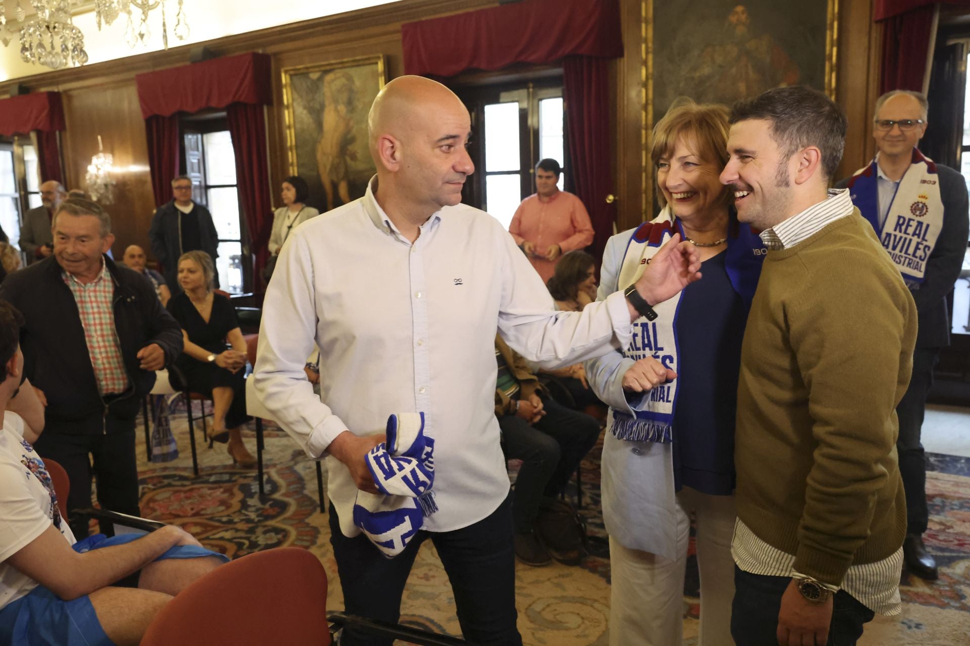 Glorioso homenaje al Real Avilés en la plaza del Ayuntamiento