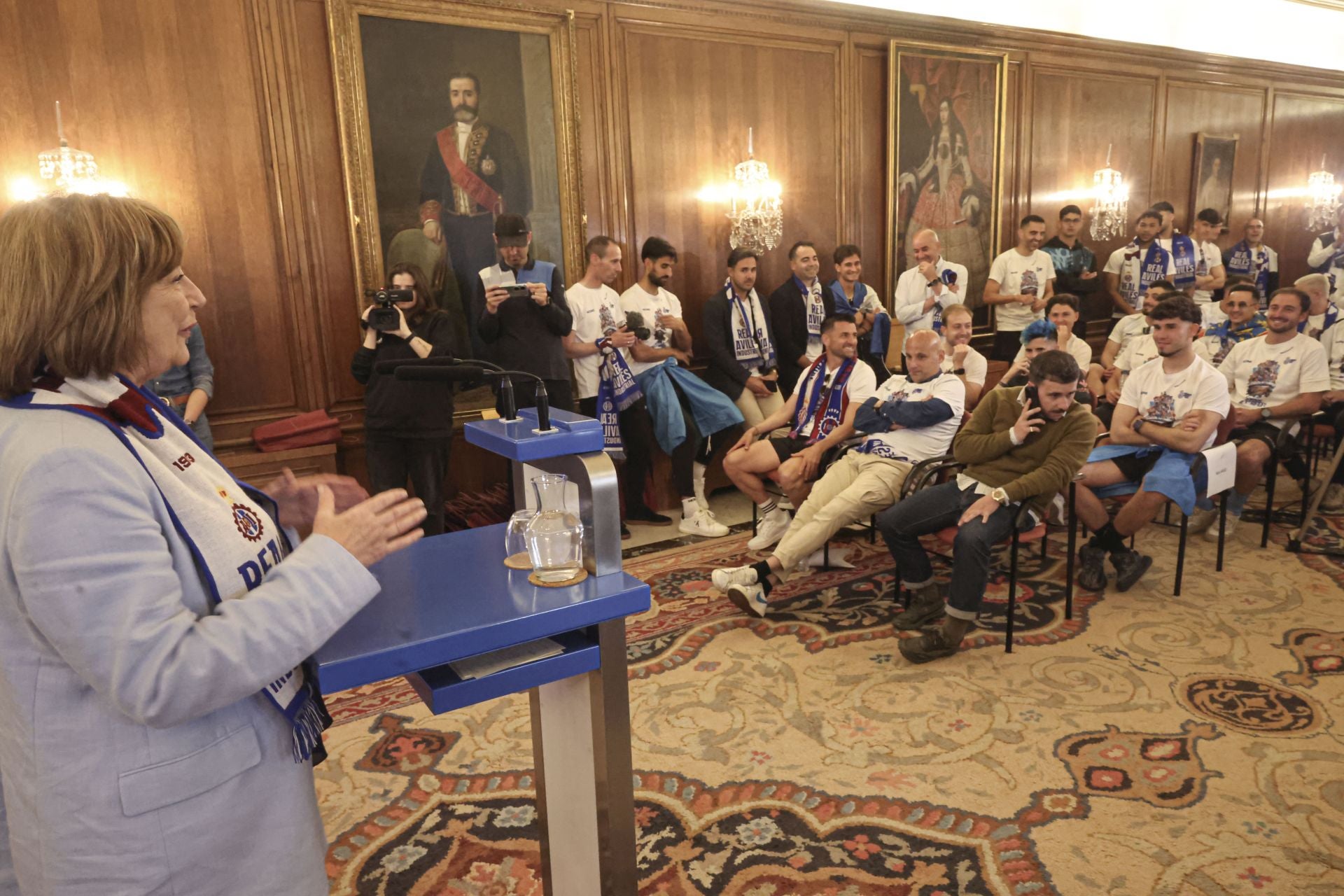 Glorioso homenaje al Real Avilés en la plaza del Ayuntamiento