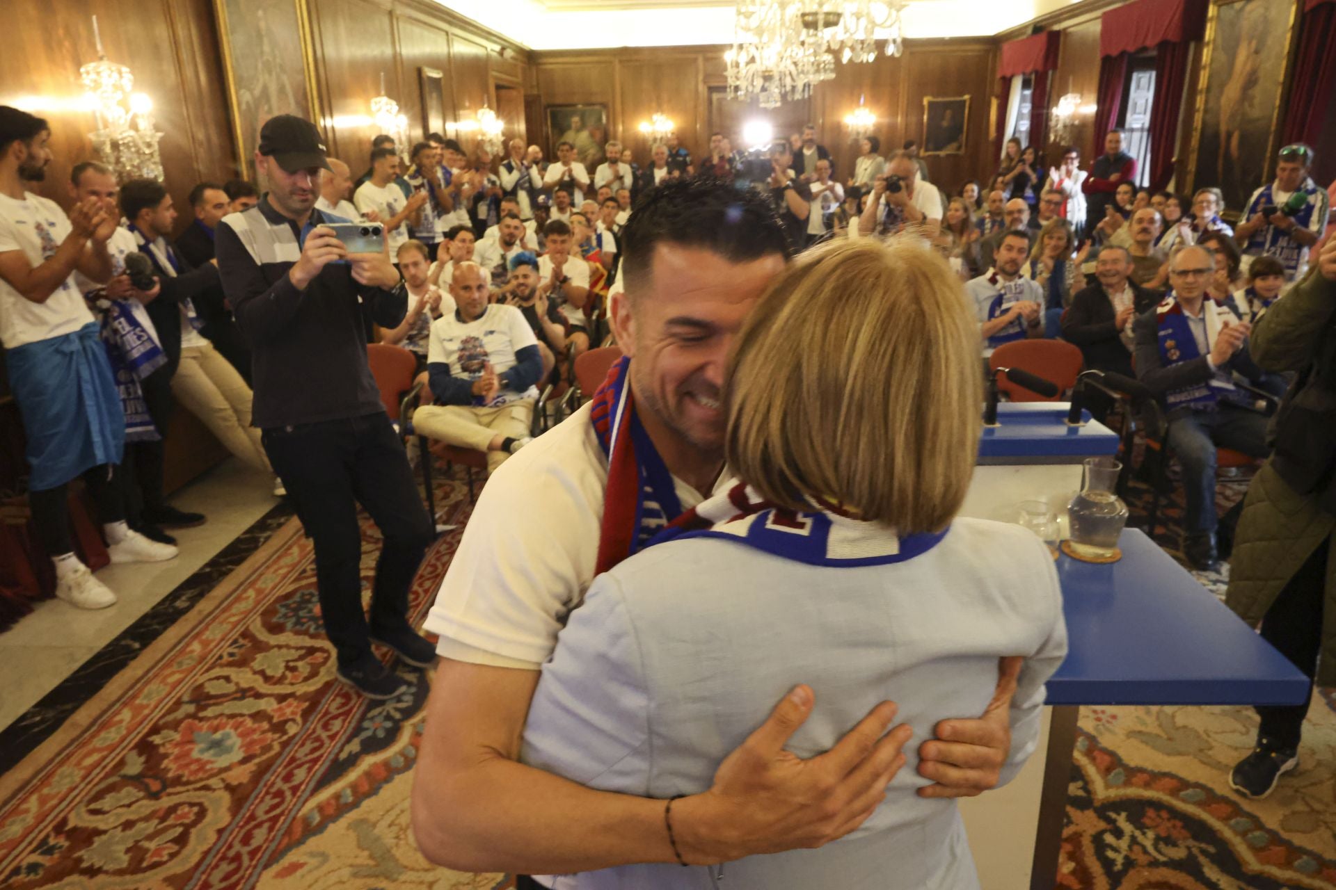 Glorioso homenaje al Real Avilés en la plaza del Ayuntamiento