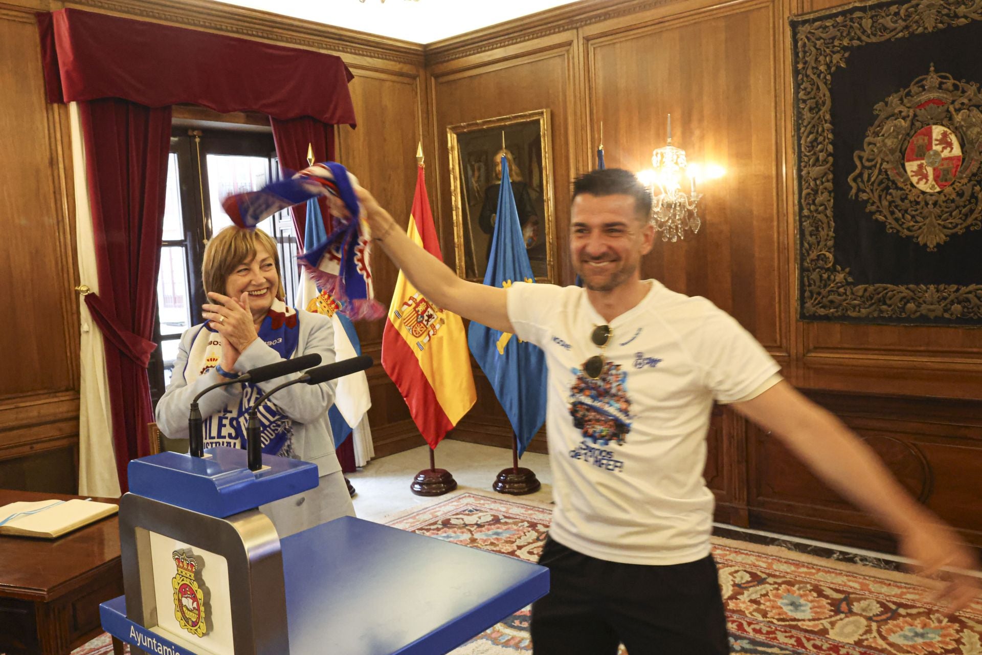 Glorioso homenaje al Real Avilés en la plaza del Ayuntamiento